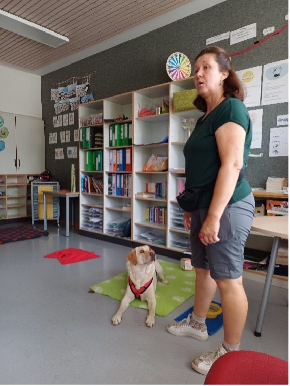 Hündin Mia im Klassenzimmer Hündin Mia liegt im Klassenzimmer - ihre Besitzerin erklärt, was ein Therapiehund ist